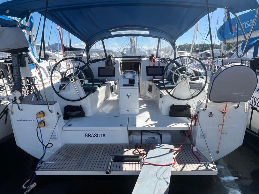 Sailing yacht 