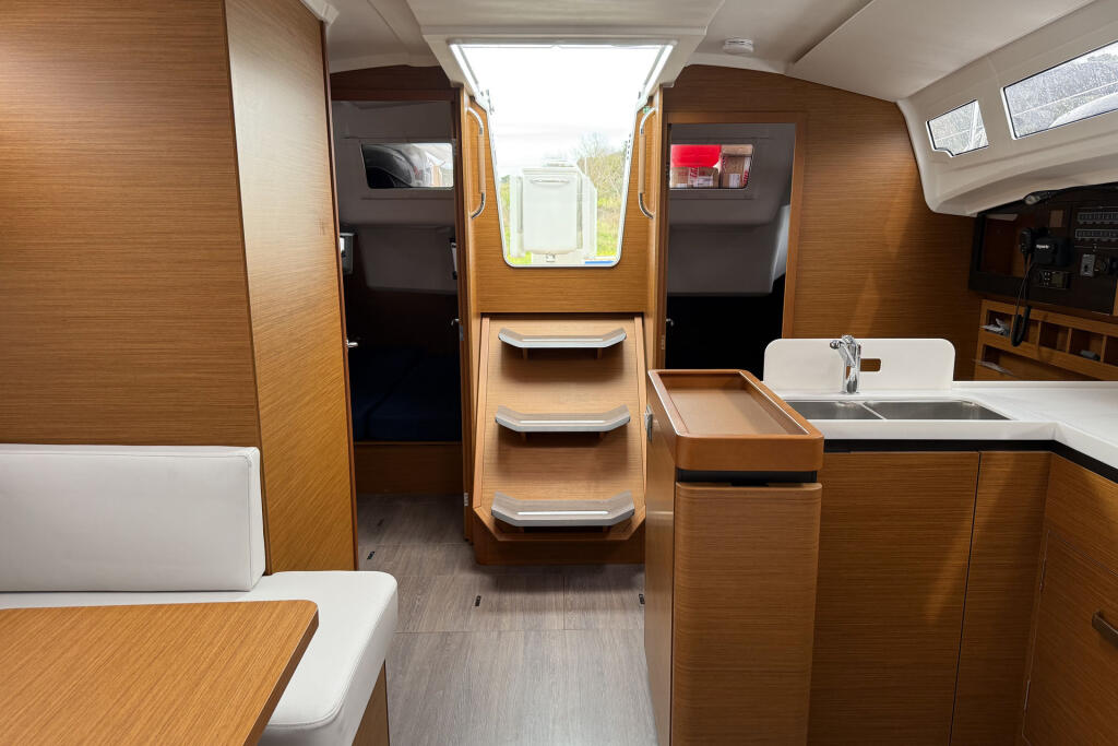 Sailing yacht 