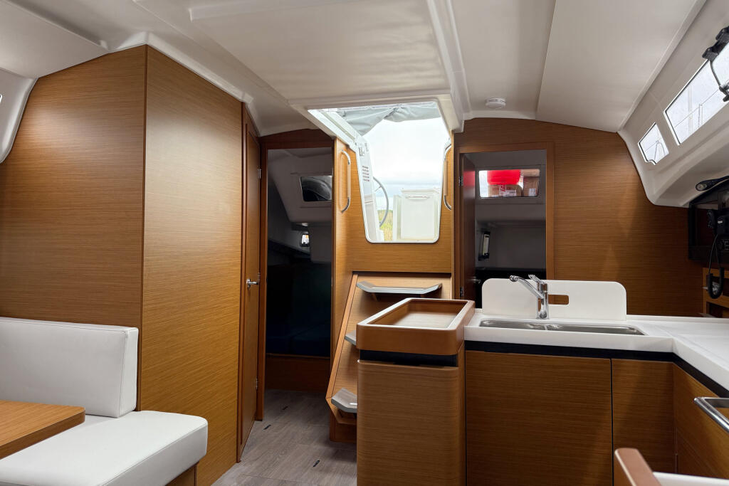 Sailing yacht 
