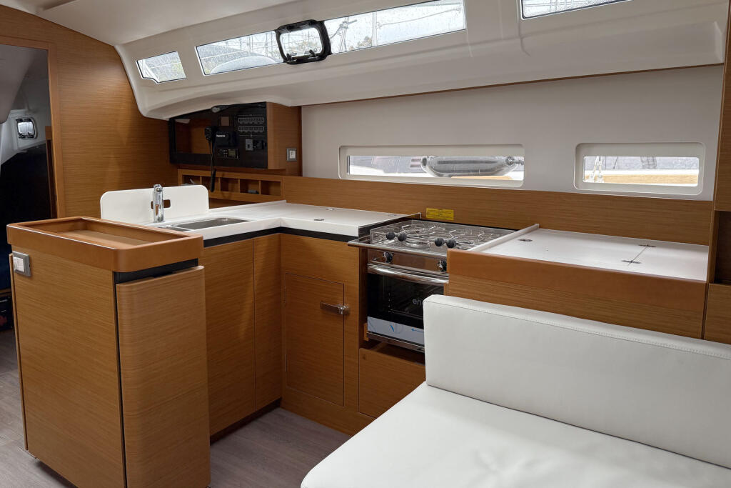 Sailing yacht 