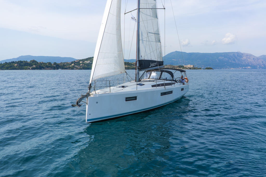 Sailing yacht 