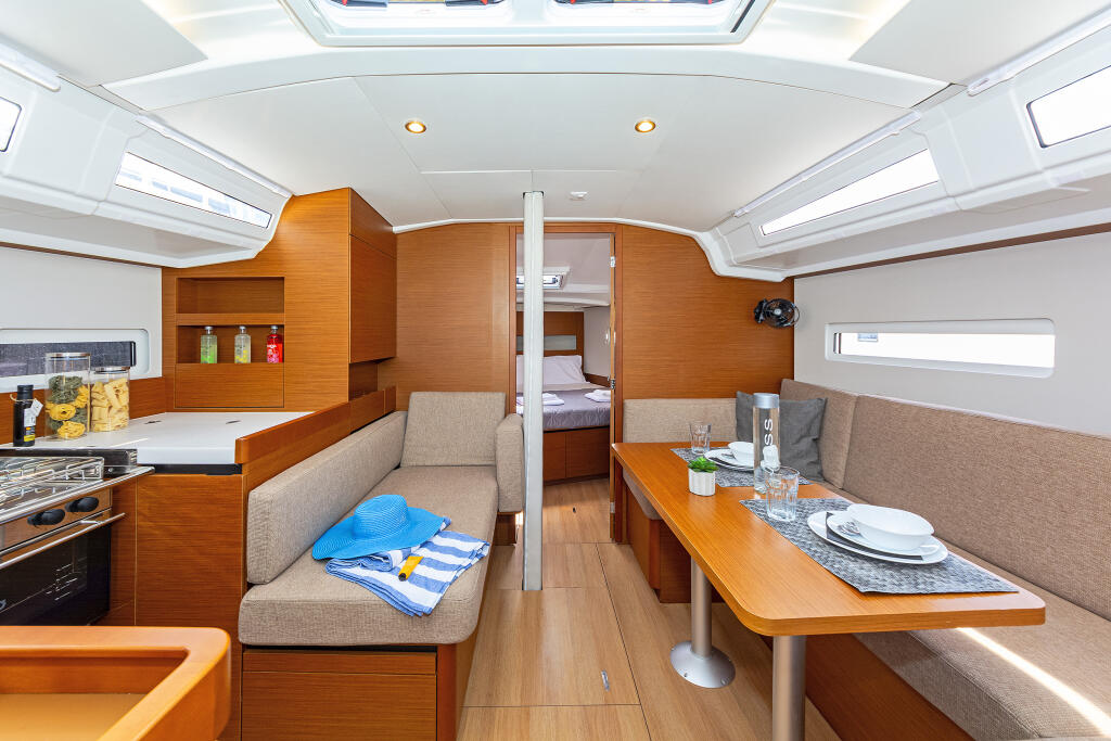 Sailing yacht 