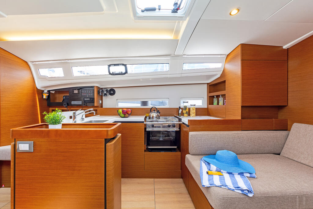 Sailing yacht 