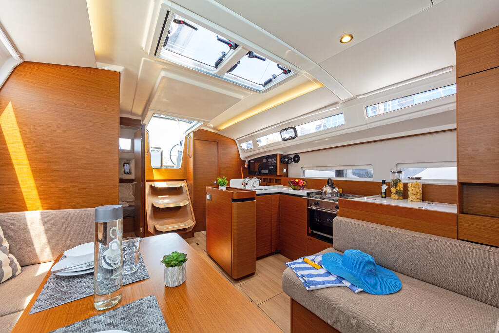 Sailing yacht 