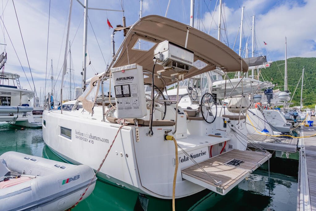 Sailing yacht 