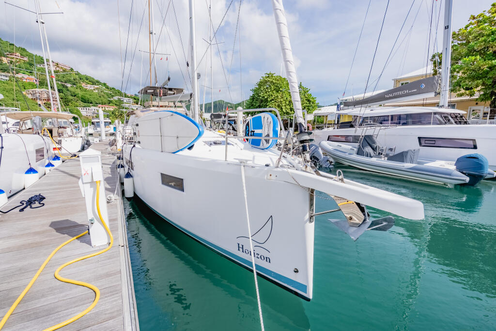 Sailing yacht 
