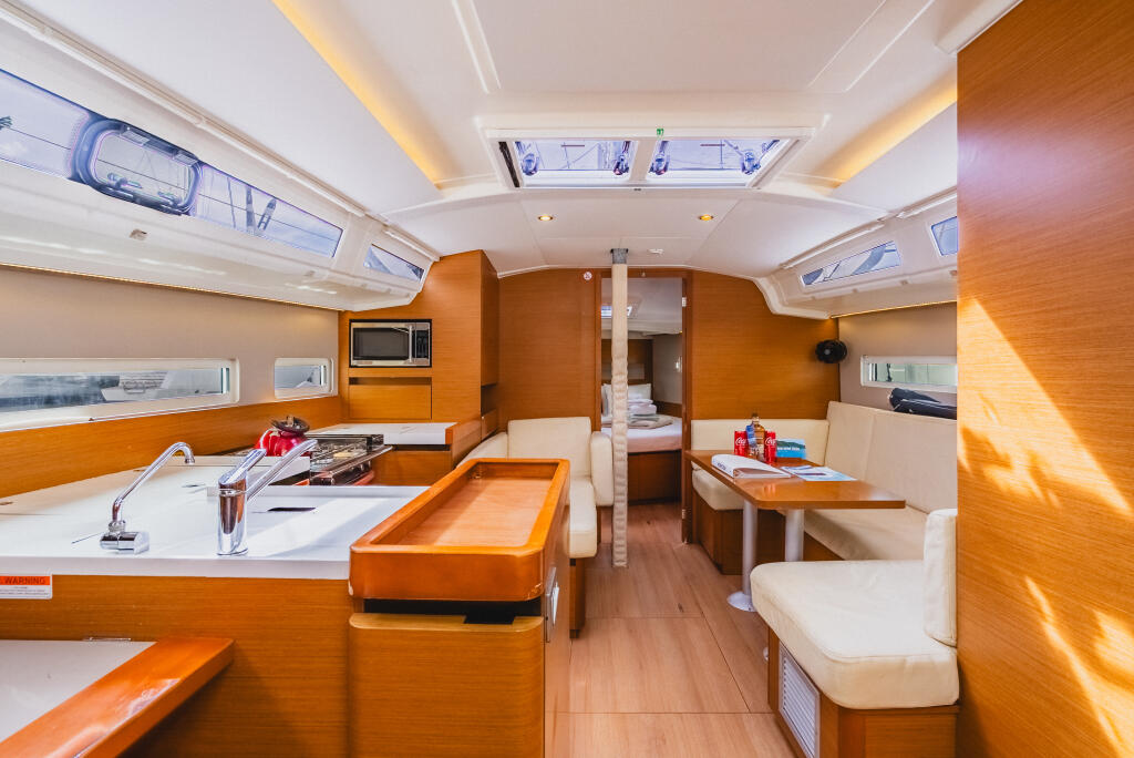 Sailing yacht 