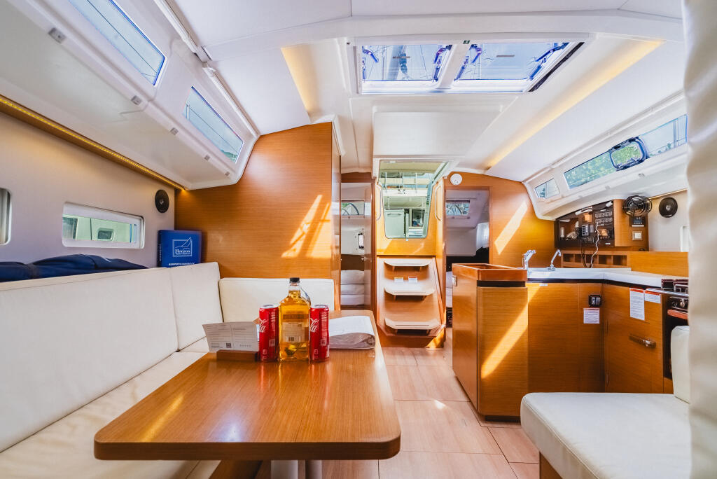 Sailing yacht 