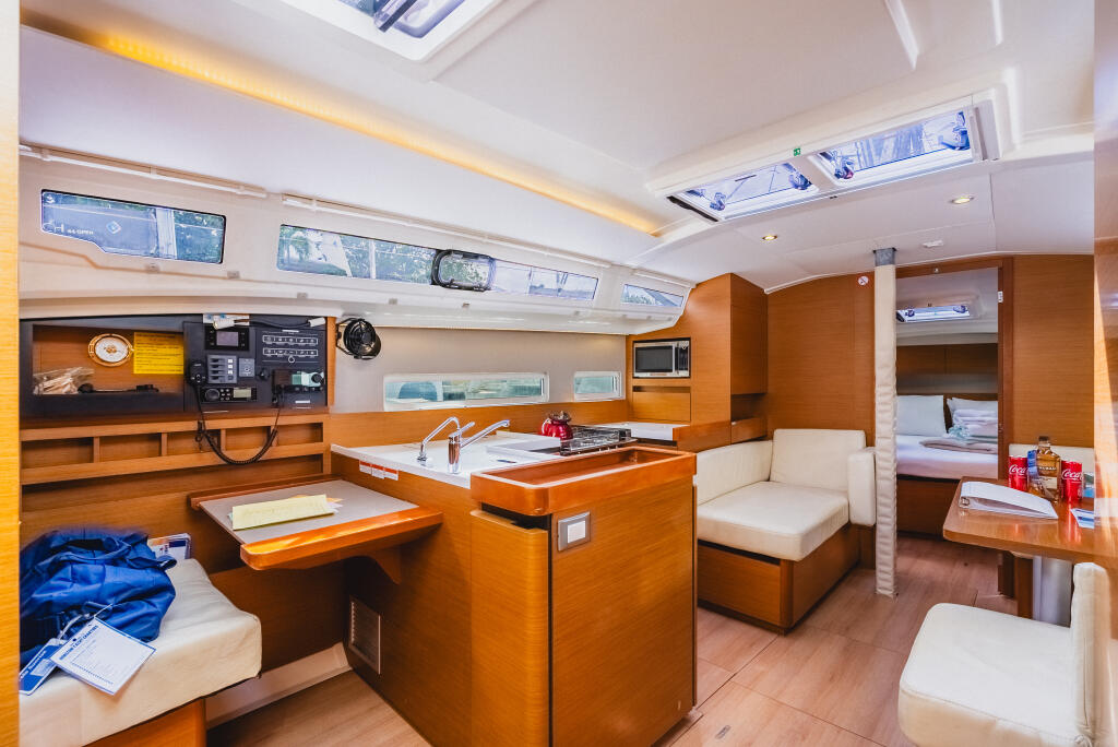 Sailing yacht 