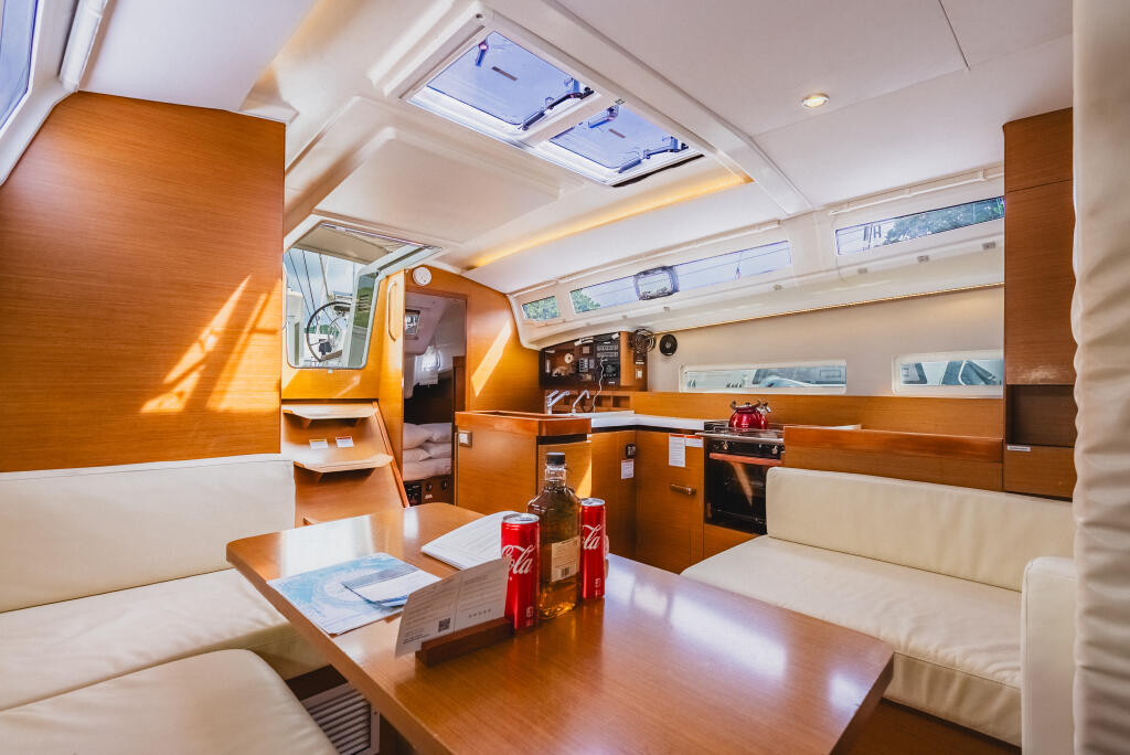 Sailing yacht 