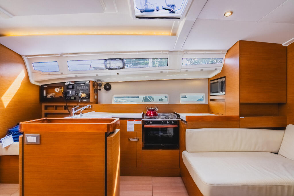 Sailing yacht 