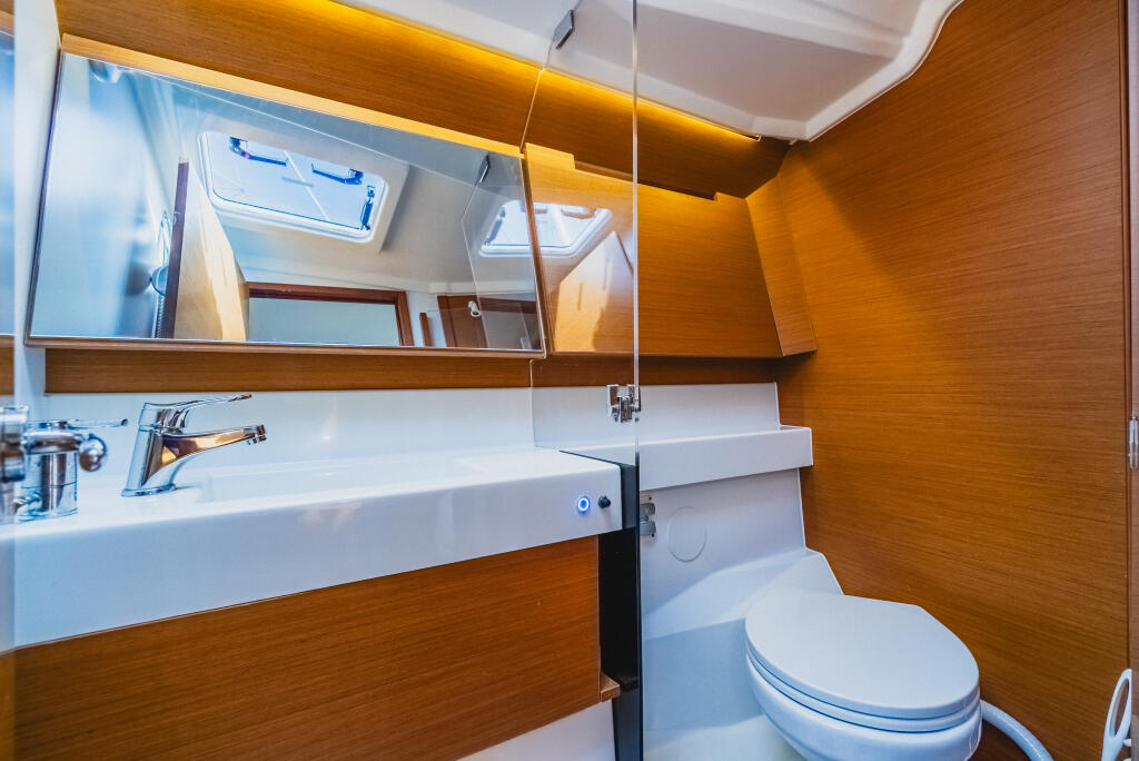 Sailing yacht 