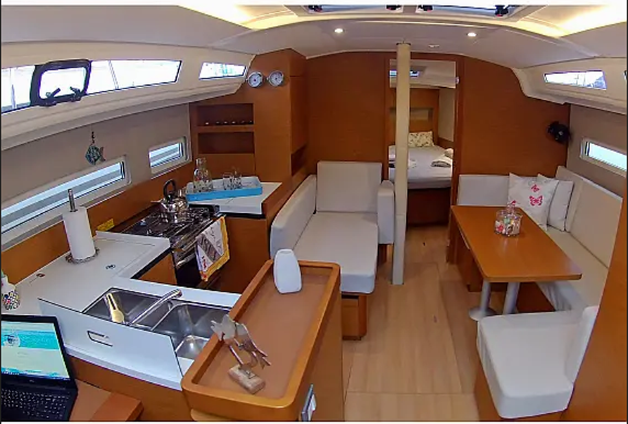 Sailing yacht 