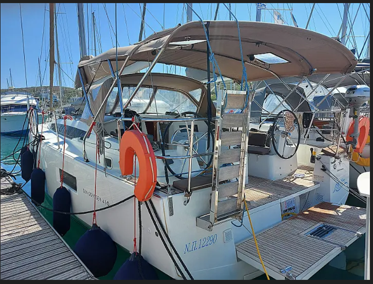 Sailing yacht 