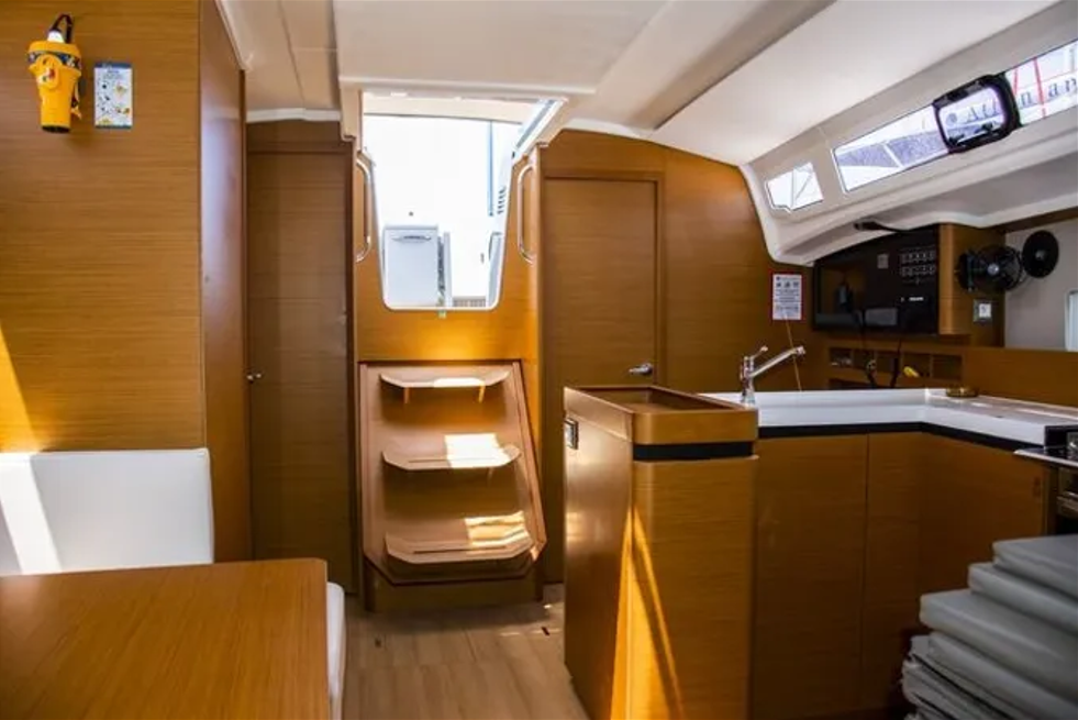 Sailing yacht 