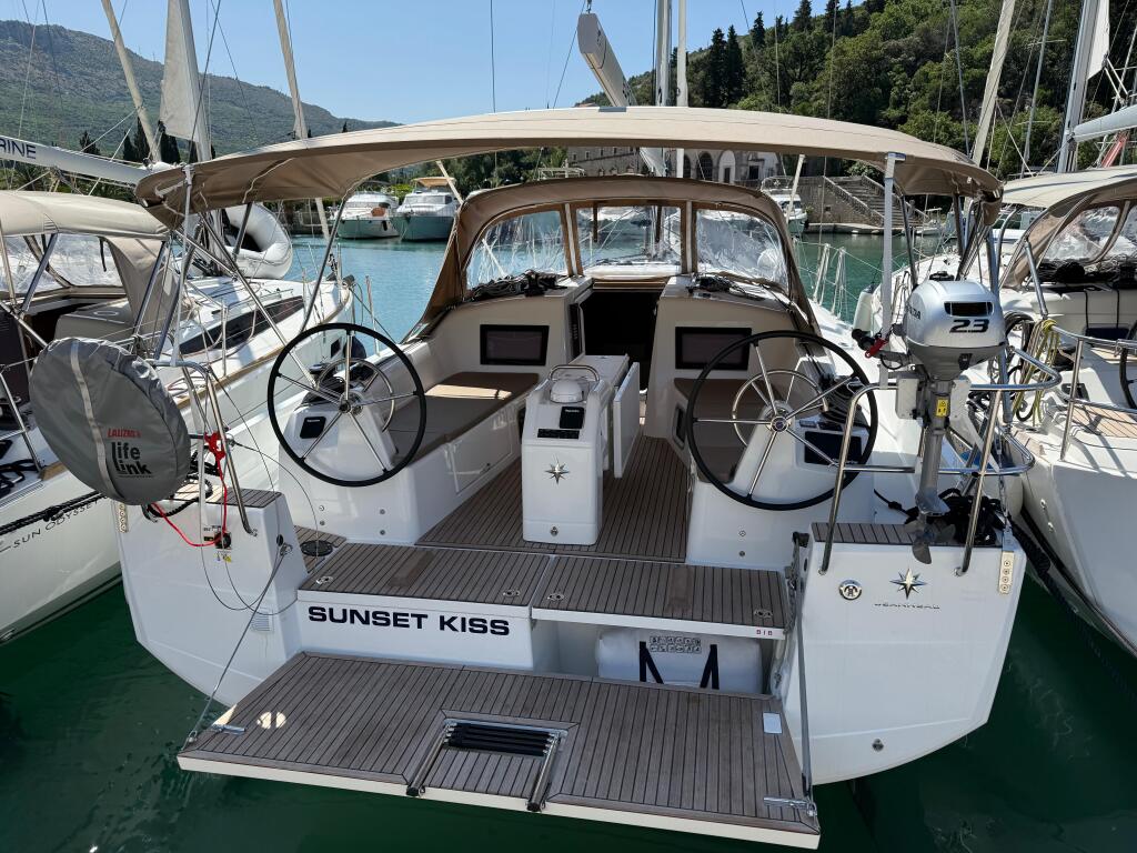 Sailing yacht 