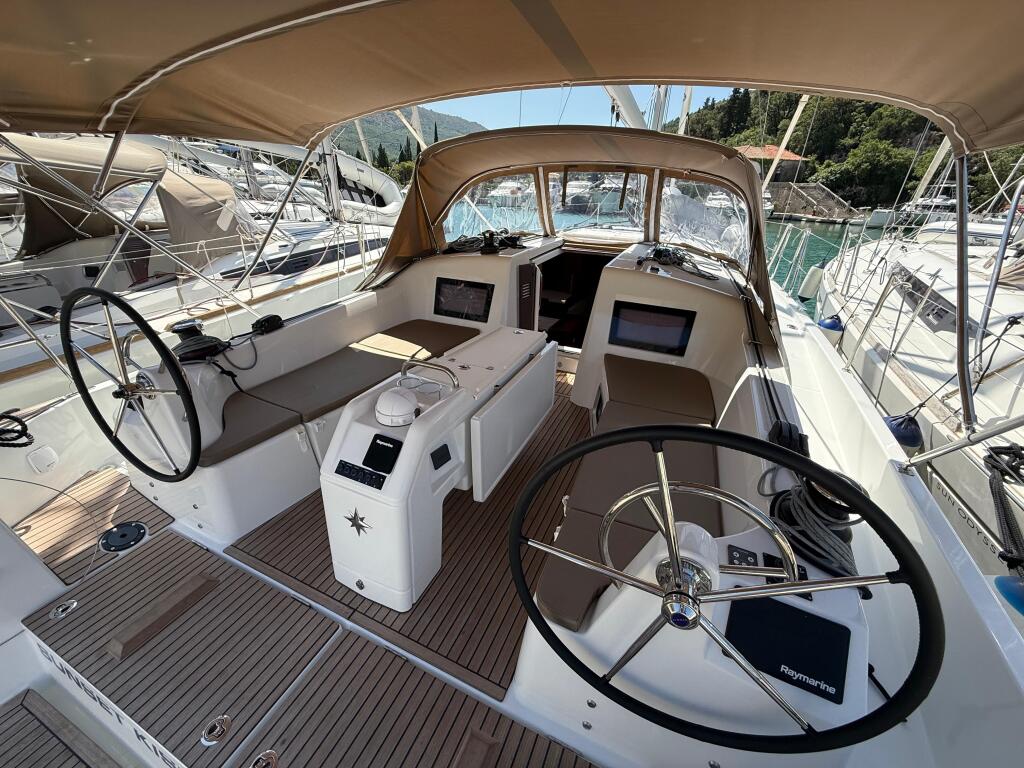 Sailing yacht 