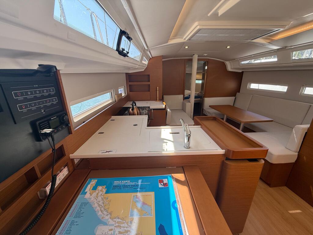 Sailing yacht 