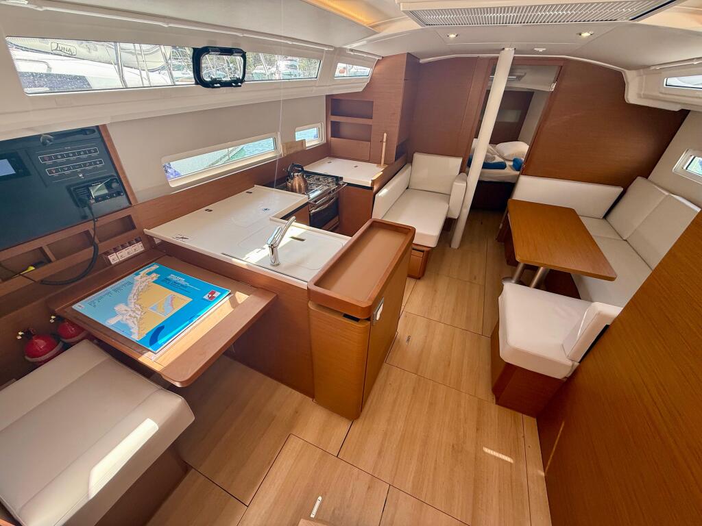 Sailing yacht 