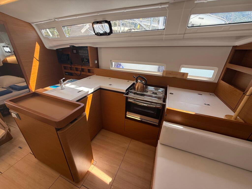 Sailing yacht 