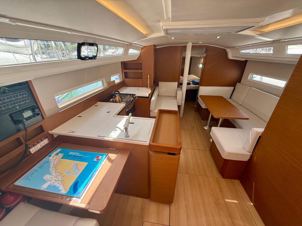 Sailing yacht 