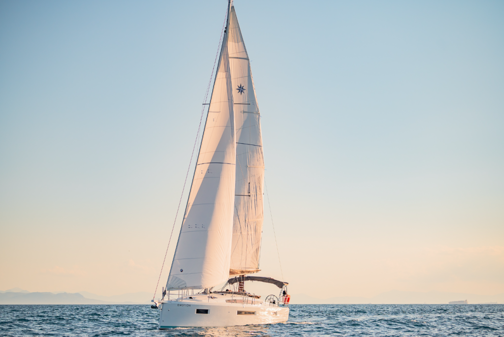 Sailing yacht 