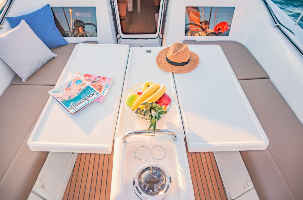 Sailing yacht 