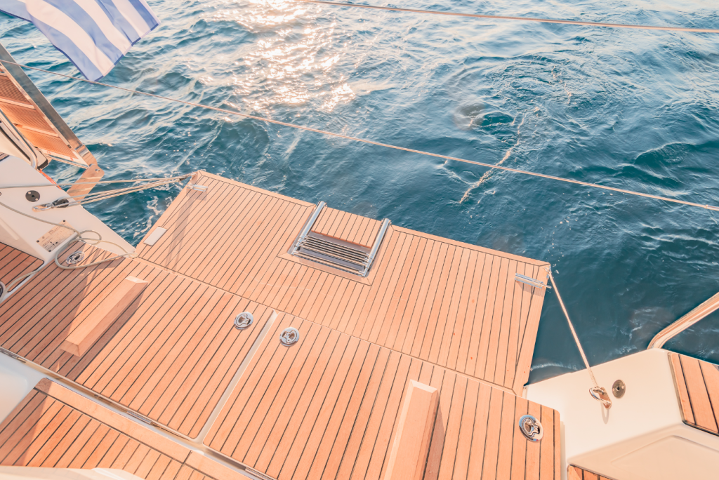 Sailing yacht 