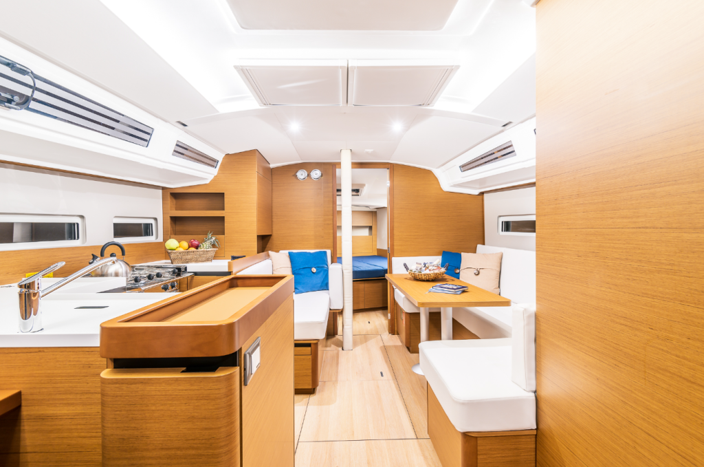 Sailing yacht 