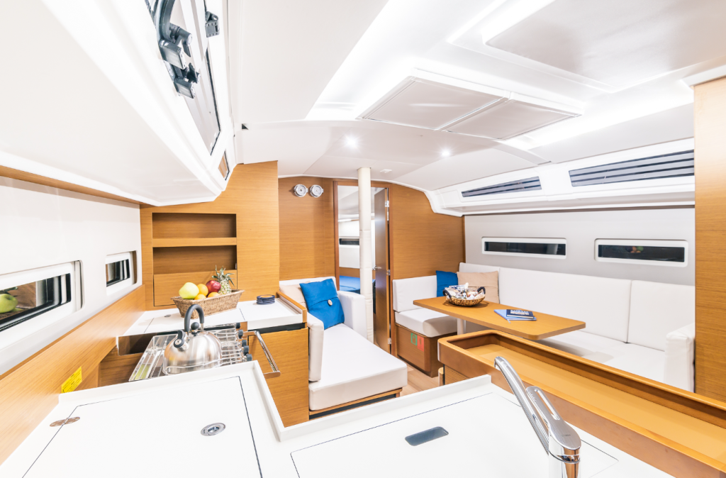 Sailing yacht 