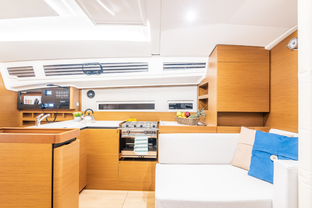 Sailing yacht 