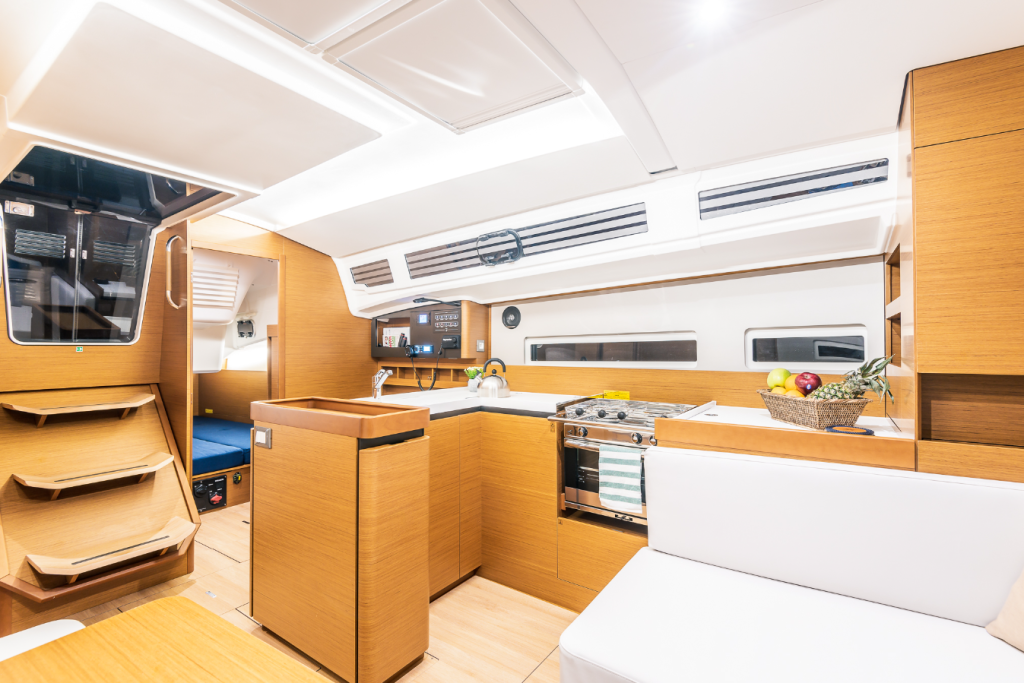 Sailing yacht 