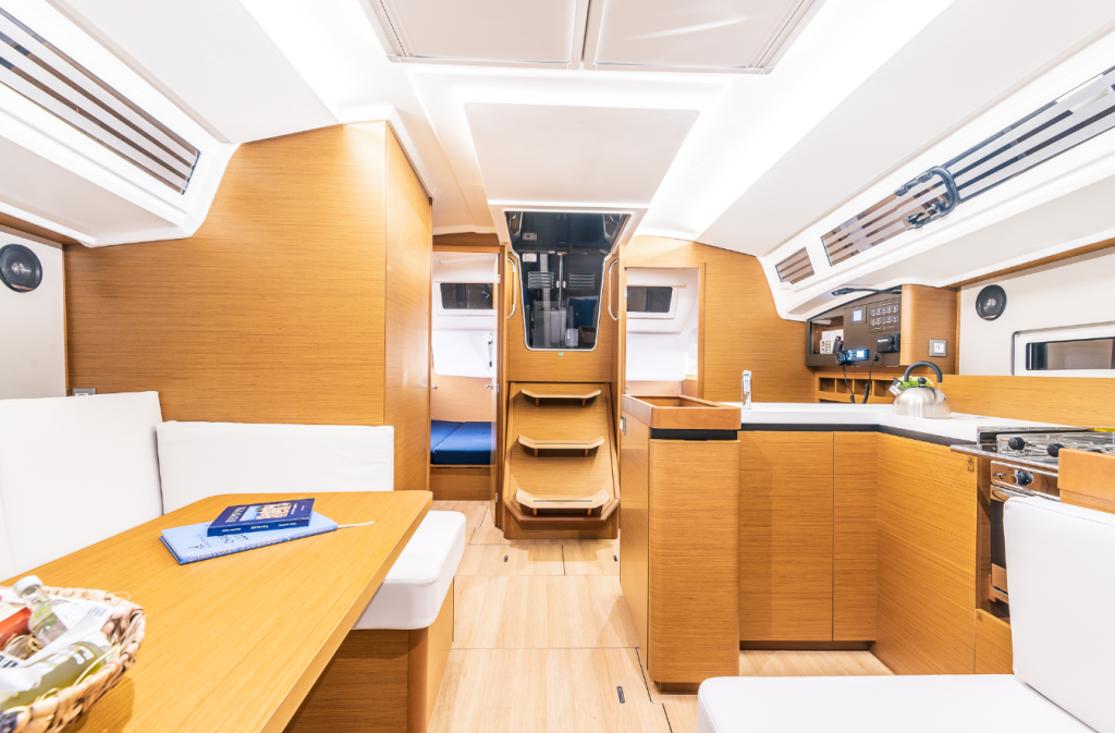 Sailing yacht 