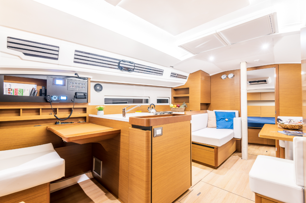 Sailing yacht 