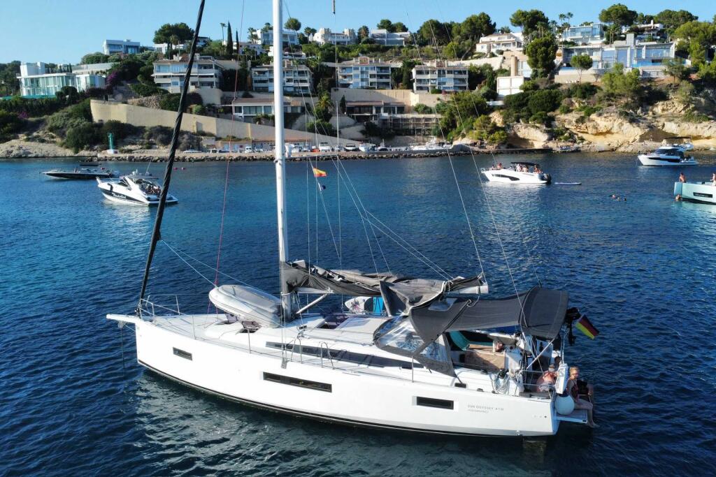 Sailing yacht 