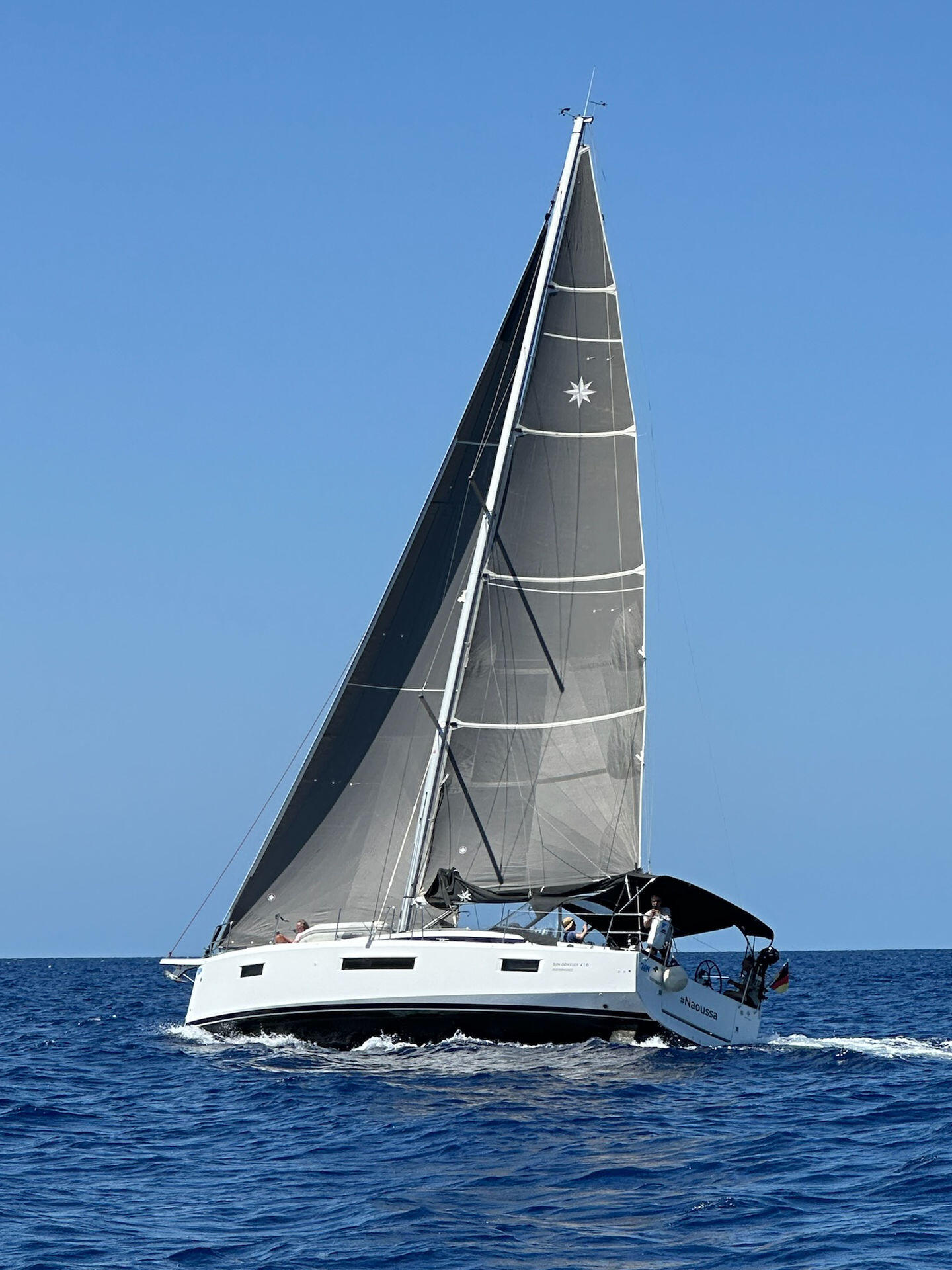 Sailing yacht 