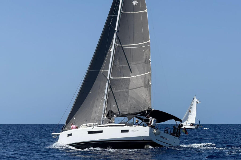 Sailing yacht 