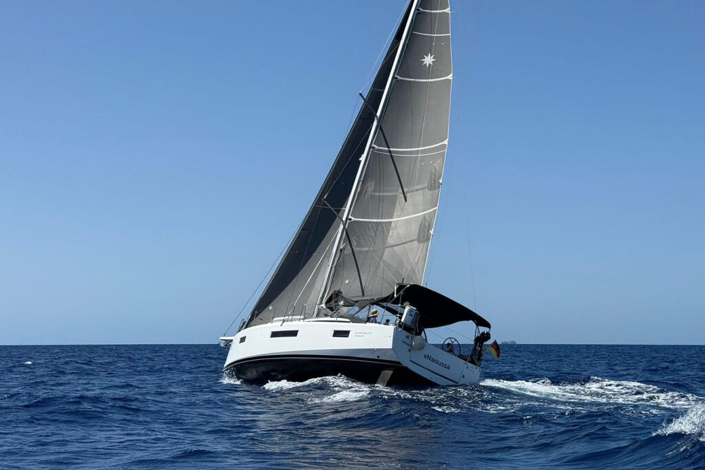 Sailing yacht 