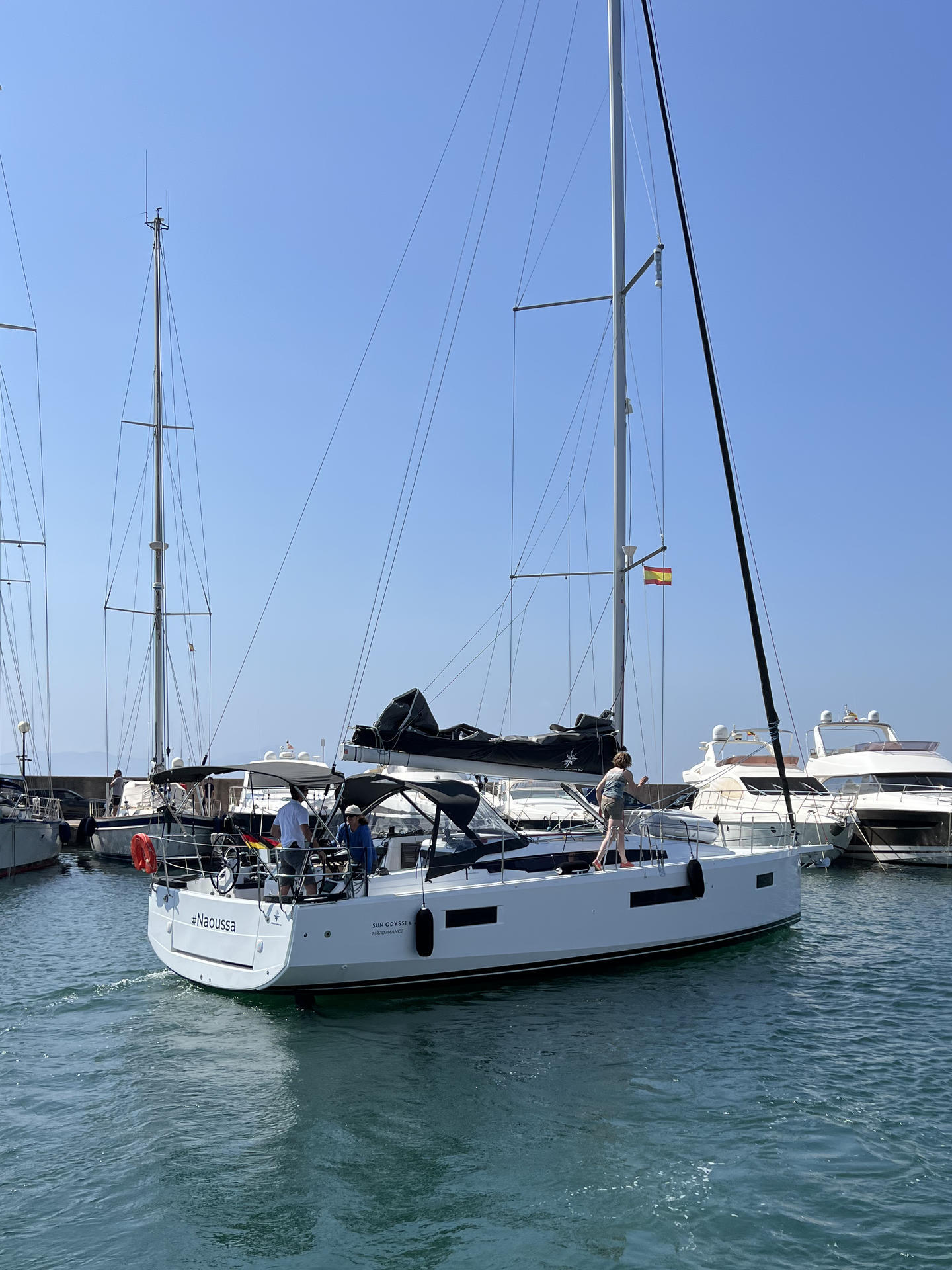 Sailing yacht 
