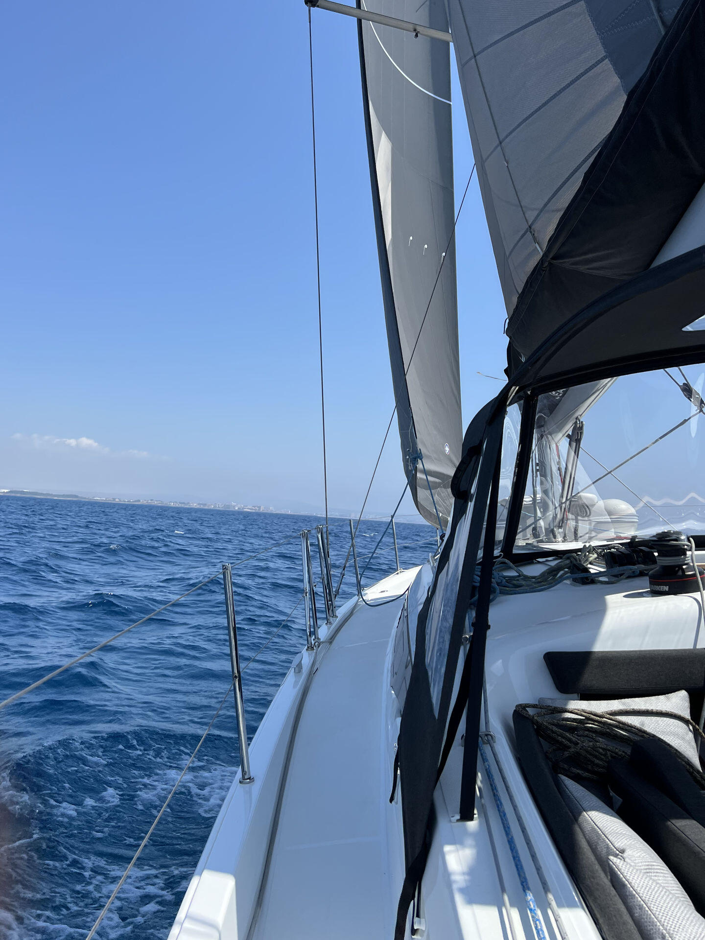 Sailing yacht 