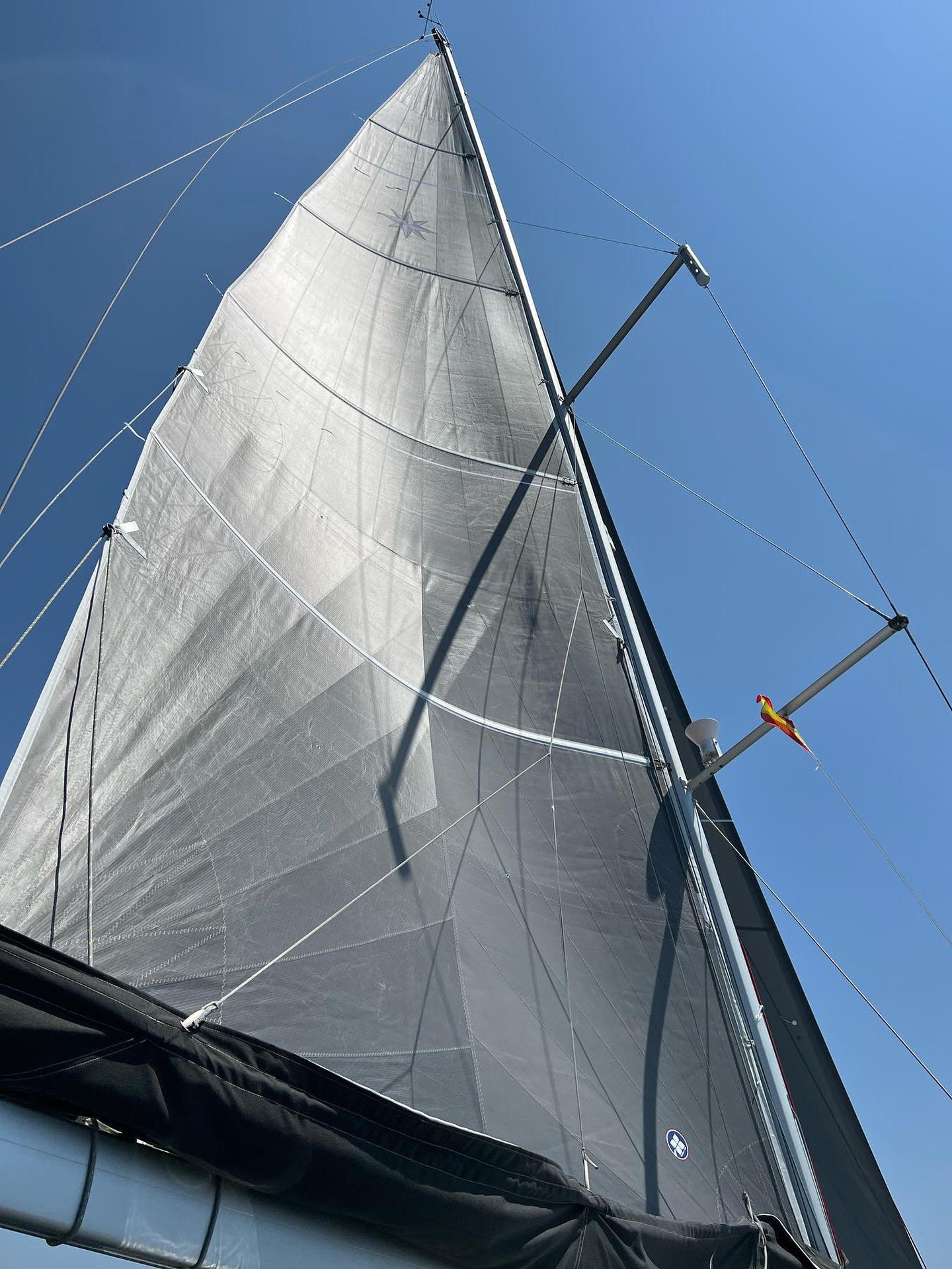 Sailing yacht 