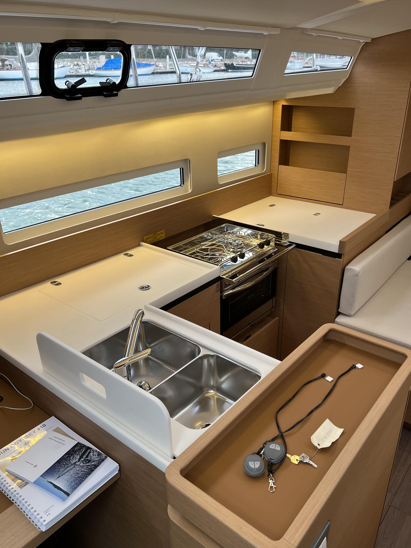 Sailing yacht 