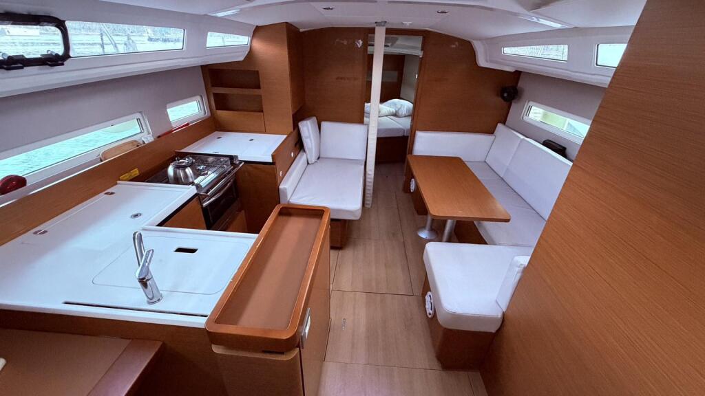 Sailing yacht 