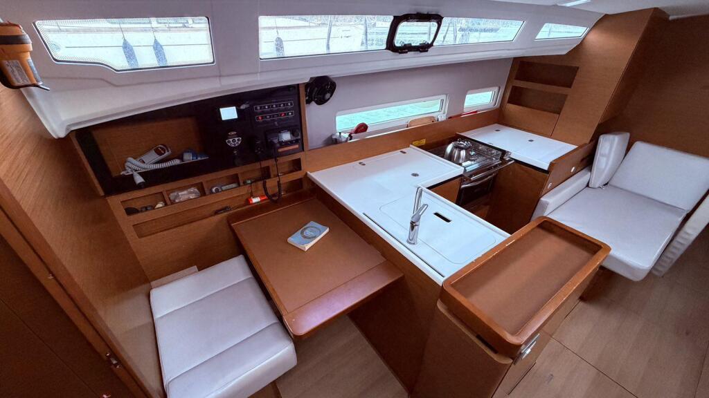 Sailing yacht 