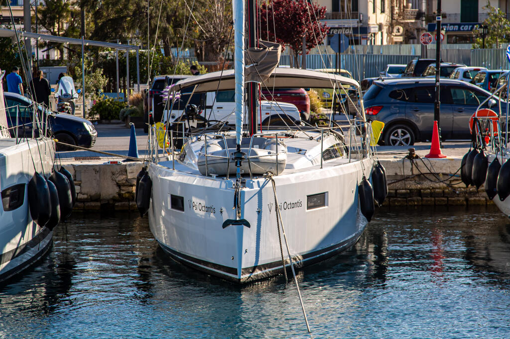 Sailing yacht 