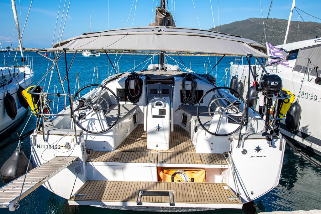 Sailing yacht 