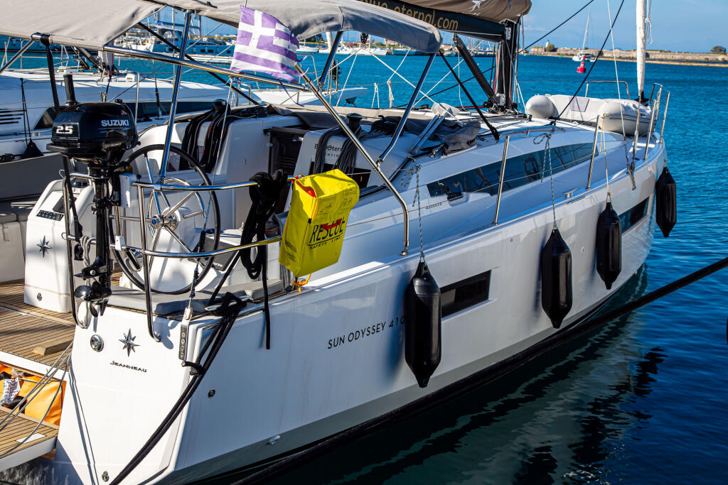 Sailing yacht 