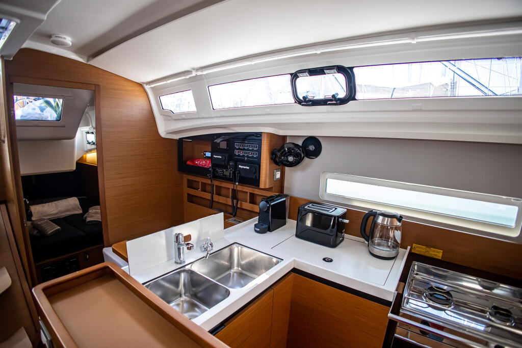 Sailing yacht 