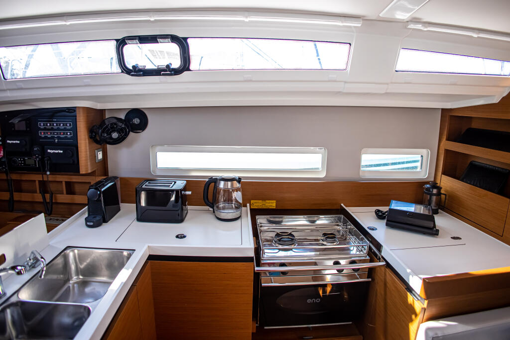 Sailing yacht 