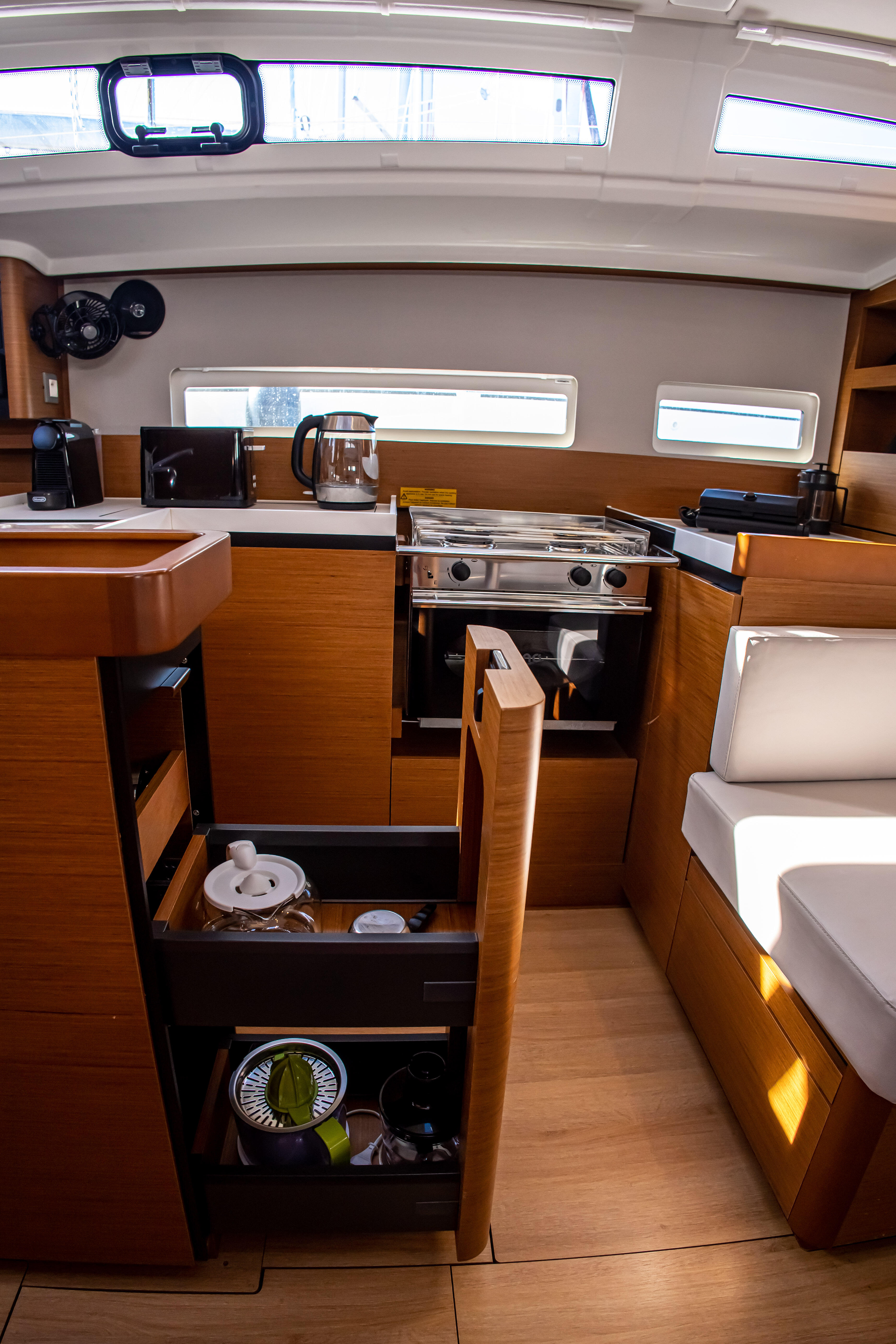 Sailing yacht 